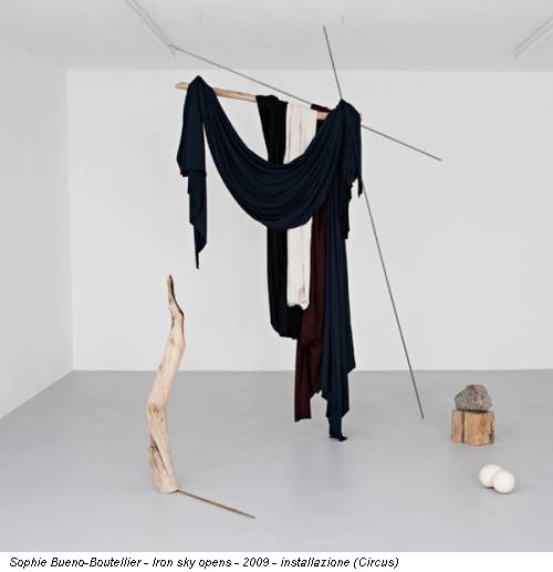 Sophie Bueno-Boutellier - Iron sky opens - 2009 - installazione (Circus)