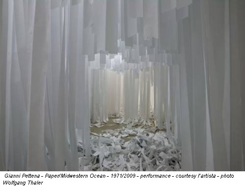 Gianni Pettena - Paper/Midwestern Ocean - 1971/2009 - performance - courtesy l’artista - photo Wolfgang Thaler