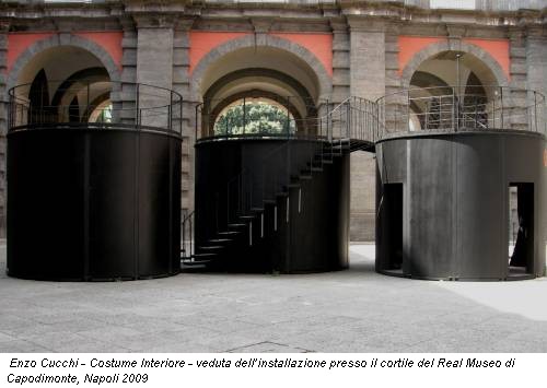 Enzo Cucchi - Costume Interiore - veduta dell’installazione presso il cortile del Real Museo di Capodimonte, Napoli 2009