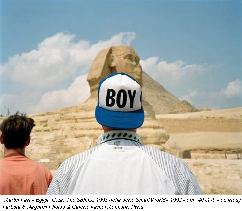 Martin Parr - Egypt. Giza. The Sphinx, 1992 della serie Small World - 1992 - cm 140x175 - courtesy l’artista & Magnum Photos & Galerie Kamel Mennour, Paris