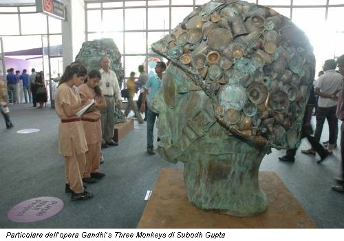 Particolare dell’opera Gandhi’s Three Monkeys di Subodh Gupta