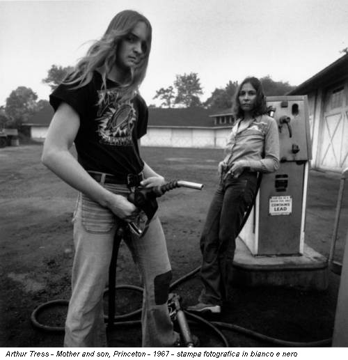 Arthur Tress - Mother and son, Princeton - 1967 - stampa fotografica in bianco e nero