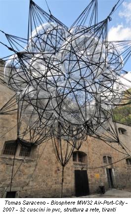 Tomas Saraceno - Biosphere MW32 Air-Port-City - 2007 - 32 cuscini in pvc, struttura a rete, tiranti