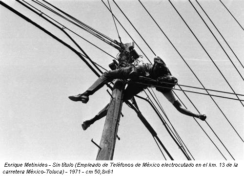 Enrique Metinides - Sin título (Empleado de Teléfonos de México electrocutado en el km. 13 de la carretera México-Toluca) - 1971 - cm 50,8x61
