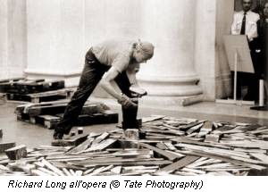 Richard Long all'opera (&copy; Tate Photography)