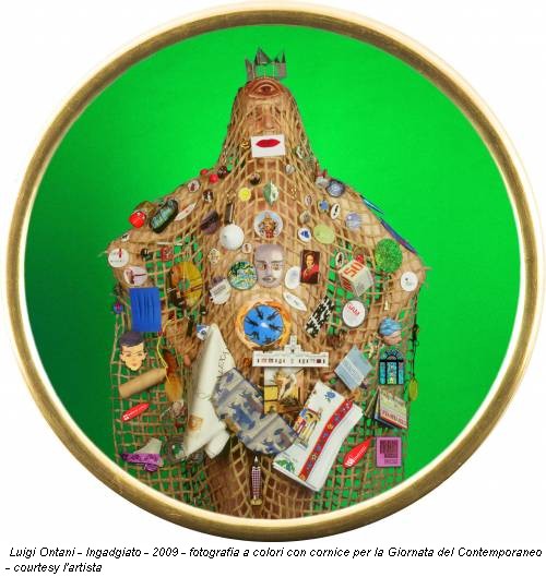 Luigi Ontani - Ingadgiato - 2009 - fotografia a colori con cornice per la Giornata del Contemporaneo - courtesy l'artista