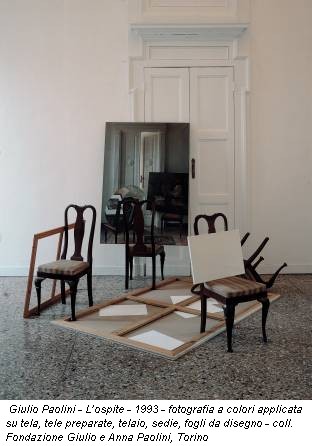 Giulio Paolini - L’ospite - 1993 - fotografia a colori applicata su tela, tele preparate, telaio, sedie, fogli da disegno - coll. Fondazione Giulio e Anna Paolini, Torino