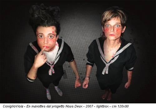 ConiglioViola - En manottes dal progetto Nous Deux - 2007 - lightbox - cm 120x80