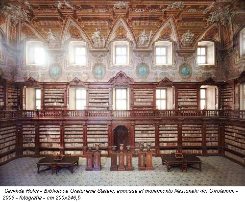 Candida Höfer - Biblioteca Oratoriana Statale, annessa al monumento Nazionale dei Girolamini - 2009 - fotografia - cm 200x246,5