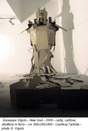 Giuseppe Vigolo - New God - 2009 - carta, cartone, struttura in ferro - cm 380x260x400 - courtesy l’artista - photo G. Vigolo