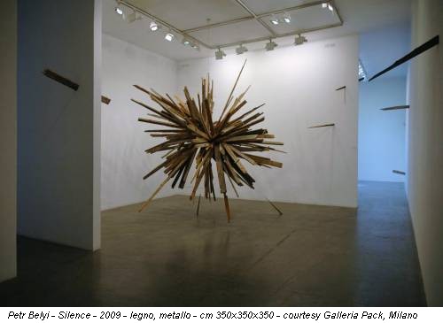 Petr Belyi - Silence - 2009 - legno, metallo - cm 350x350x350 - courtesy Galleria Pack, Milano