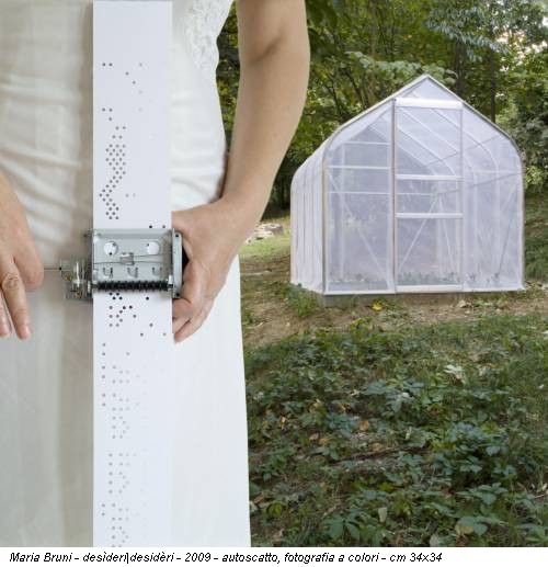 Maria Bruni - desìderi|desidèri - 2009 - autoscatto, fotografia a colori - cm 34x34