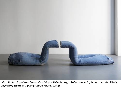 Rob Pruitt - Esprit des Corps, Conduit (for Peter Halley) - 2009 - cemento, jeans - cm 40x195x44 - courtesy l’artista & Galleria Franco Noero, Torino
