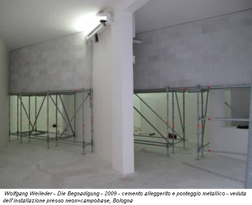 Wolfgang Weileder - Die Begnadigung - 2009 - cemento alleggerito e ponteggio metallico - veduta dell’installazione presso neon>campobase, Bologna
