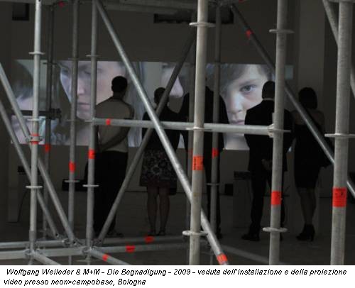 Wolfgang Weileder & M+M - Die Begnadigung - 2009 - veduta dell’installazione e della proiezione video presso neon>campobase, Bologna
