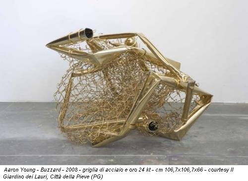 Aaron Young - Buzzard - 2008 - griglia di acciaio e oro 24 kt - cm 106,7x106,7x66 - courtesy Il Giardino dei Lauri, Città della Pieve (PG)