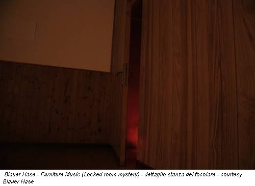 Blauer Hase - Furniture Music (Locked room mystery) - dettaglio stanza del focolare - courtesy Blauer Hase