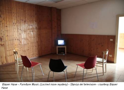 Blauer Hase - Furniture Music (Locked room mystery) - Stanza del televisore - courtesy Blauer Hase