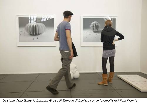 Lo stand della Galleria Barbara Gross di Monaco di Baviera con le fotografie di Alicia Framis