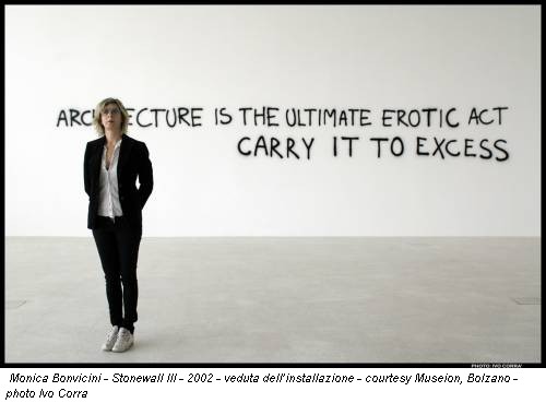 Monica Bonvicini - Stonewall III - 2002 - veduta dell’installazione - courtesy Museion, Bolzano - photo Ivo Corra