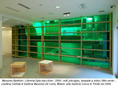 Massimo Bartolini - Libreria-Sala macchine - 2009 - mdf, plexiglas, lampade a ioduri, filtro verde - courtesy l’artista & Galleria Massimo De Carlo, Milano -alla Galleria Civica di Trento nel 2009-