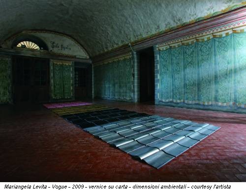 Mariangela Levita - Vogue - 2009 - vernice su carta - dimensioni ambientali - courtesy l'artista