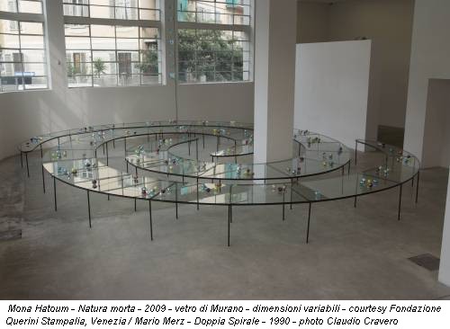 Mona Hatoum - Natura morta - 2009 - vetro di Murano - dimensioni variabili - courtesy Fondazione Querini Stampalia, Venezia / Mario Merz - Doppia Spirale - 1990 - photo Claudio Cravero