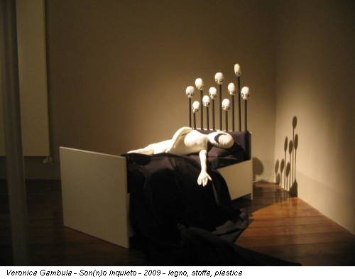 Veronica Gambula - Son(n)o Inquieto - 2009 - legno, stoffa, plastica