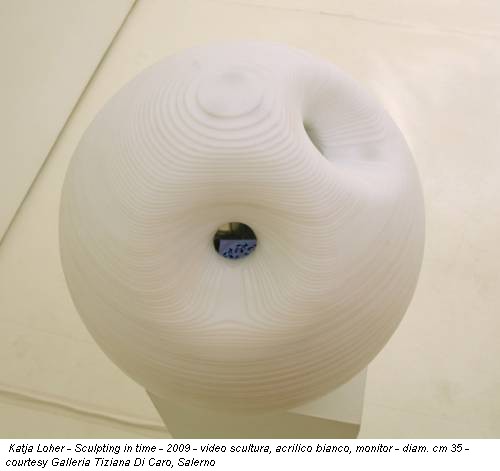 Katja Loher - Sculpting in time - 2009 - video scultura, acrilico bianco, monitor - diam. cm 35 - courtesy Galleria Tiziana Di Caro, Salerno