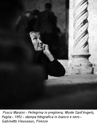 Fosco Maraini - Pellegrina in preghiera, Monte Sant’Angelo, Puglia - 1952 - stampa fotografica in bianco e nero - Gabinetto Vieusseux, Firenze