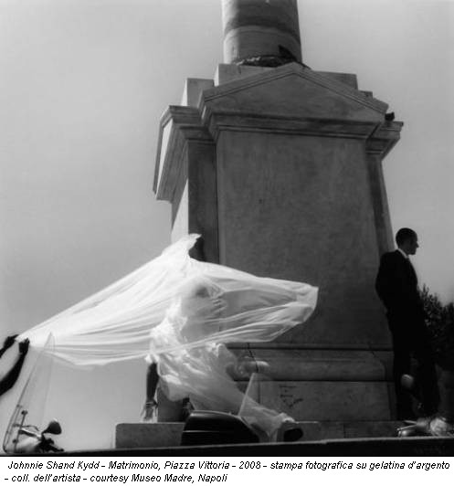 Johnnie Shand Kydd - Matrimonio, Piazza Vittoria - 2008 - stampa fotografica su gelatina d’argento - coll. dell’artista - courtesy Museo Madre, Napoli