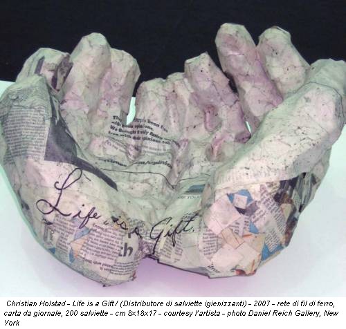 Christian Holstad - Life is a Gift / (Distributore di salviette igienizzanti) - 2007 - rete di fil di ferro, carta da giornale, 200 salviette - cm 8x18x17 - courtesy l’artista - photo Daniel Reich Gallery, New York