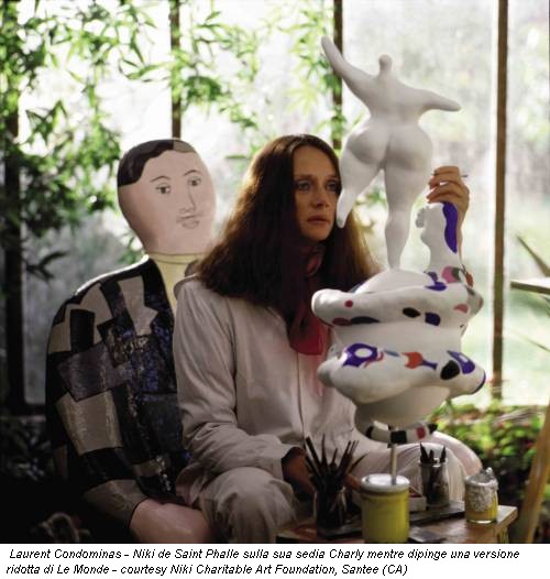 Laurent Condominas - Niki de Saint Phalle sulla sua sedia Charly mentre dipinge una versione ridotta di Le Monde - courtesy Niki Charitable Art Foundation, Santee (CA)