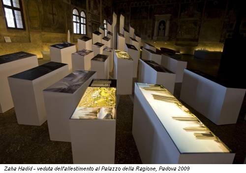 Zaha Hadid - veduta dell'allestimento al Palazzo della Ragione, Padova 2009
