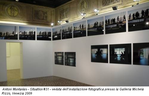Antoni Muntadas - Situation #31 - veduta dell’installazione fotografica presso la Galleria Michela Rizzo, Venezia 2009