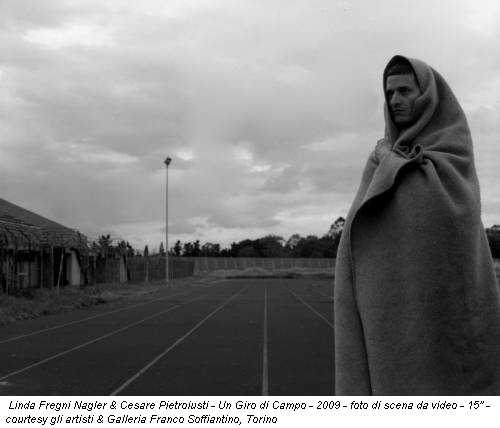 Linda Fregni Nagler & Cesare Pietroiusti - Un Giro di Campo - 2009 - foto di scena da video - 15'' - courtesy gli artisti & Galleria Franco Soffiantino, Torino