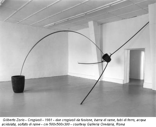 Gilberto Zorio - Crogiuoli - 1981 - due crogiuoli da fusione, barra di rame, tubi di ferro, acqua acidulata, solfato di rame - cm 500x500x300 - courtesy Galleria Oredaria, Roma