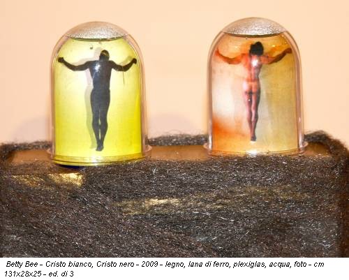 Betty Bee - Cristo bianco, Cristo nero - 2009 - legno, lana di ferro, plexiglas, acqua, foto - cm 131x28x25 - ed. di 3
