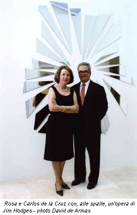 Rosa e Carlos de la Cruz con, alle spalle, un'opera di Jim Hodges - photo David de Armas