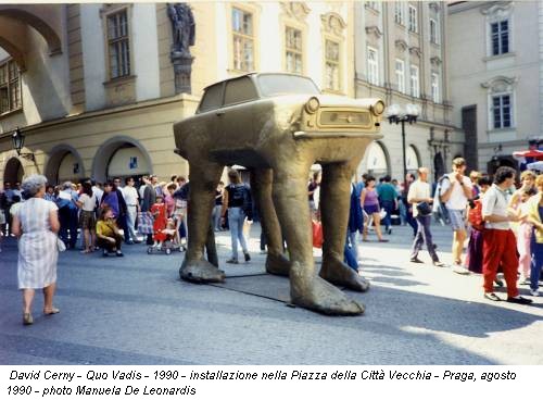 David Cerny - Quo Vadis - 1990 - installazione nella Piazza della Città Vecchia - Praga, agosto 1990 - photo Manuela De Leonardis