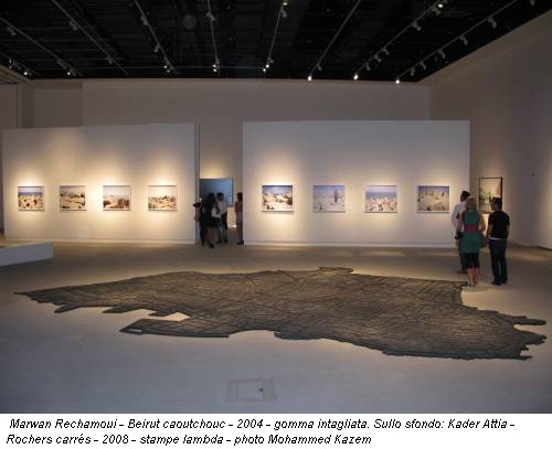 Marwan Rechamoui - Beirut caoutchouc - 2004 - gomma intagliata. Sullo sfondo: Kader Attia - Rochers carrés - 2008 - stampe lambda - photo Mohammed Kazem