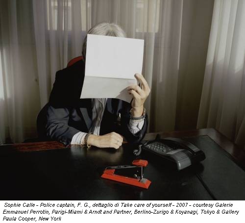 Sophie Calle - Police captain, F. G., dettaglio di Take care of yourself - 2007 - courtesy Galerie Emmanuel Perrotin, Parigi-Miami & Arndt and Partner, Berlino-Zurigo & Koyanagi, Tokyo & Gallery Paula Cooper, New York