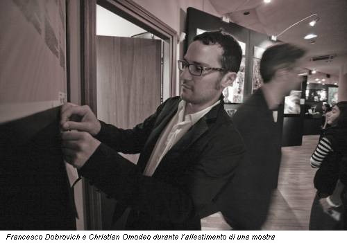 Francesco Dobrovich e Christian Omodeo durante l’allestimento di una mostra