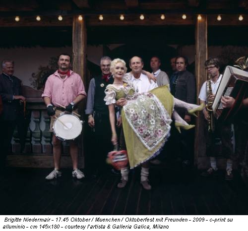 Brigitte Niedermair - 17.45 Oktober / Muenchen / Oktoberfest mit Freunden - 2009 - c-print su alluminio - cm 145x180 - courtesy l’artista & Galleria Galica, Milano