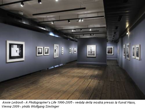 Annie Leibovit - A Photographer’s Life 1990-2005 - veduta della mostra presso la Kunst Haus, Vienna 2009 - photo Wolfgang Simlinger