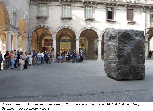Lara Favaretto - Monumento momentaneo - 2009 - granito indiano - cm 310x180x190 - GAMeC, Bergamo - photo Roberto Marossi
