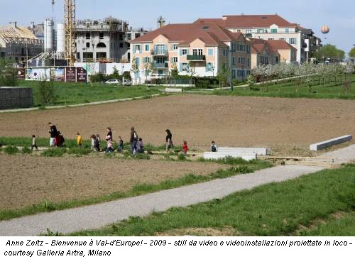 Anne Zeitz - Bienvenue à Val-d'Europe! - 2009 - still da video e videoinstallazioni proiettate in loco - courtesy Galleria Artra, Milano