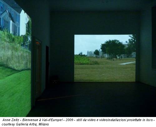 Anne Zeitz - Bienvenue à Val-d'Europe! - 2009 - still da video e videoinstallazioni proiettate in loco - courtesy Galleria Artra, Milano