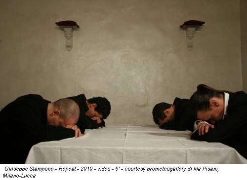 Giuseppe Stampone - Repeat - 2010 - video - 5’ - courtesy prometeogallery di Ida Pisani, Milano-Lucca