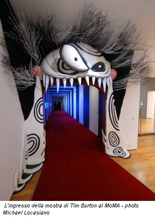 L'ingresso della mostra di Tim Burton al MoMA - photo Michael Locasiano